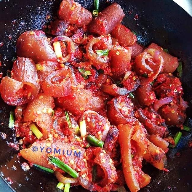 chefyomium's tweet photo. #Kpomo #pomo #ponmo #Kponmo #kanda #cowskin #Pepperedsauce #Spicy #Pepperedponmo #Onne #Nigerianfood #Food #Eleme https://t.co/o8NX92OlLk