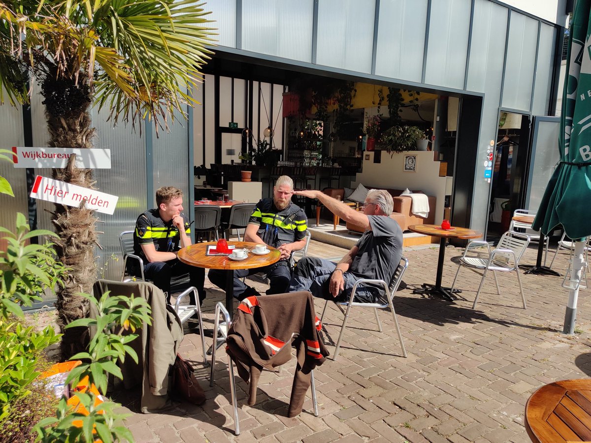 De wijktafel is er weer! Bij De Pomp op de Croeselaan. Kom gerust langs.