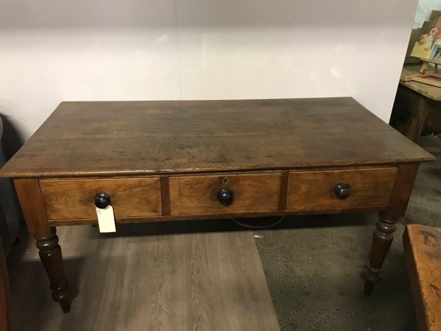 AntiqueTables1's tweet photo. A gorgeous 3 drawer oak and walnut server with wooden handles and four plank top. Server has turned legs and stands well.
https://t.co/MTq3B235af
#walnutserver #antiquewalnutserver #antiquedesk #antiqueoakserver #antiquefurniture #antiqueserver https://t.co/N29OO6jGw4