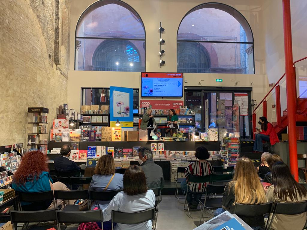BPER_Banca's tweet photo. #ValeriaLaRocca, vincitrice🎖📚 della followship per #scrittrici emergenti #LetteraFutura, ieri presso https://t.co/2ska8fWskU Ambasciatori di #Bologna per presentare la sua prima opera "Le ultime", pubblicata da @solferinolibri
#BPERBanca partner.
#InQuiete @inQuieteFest #libri https://t.co/o3uI7GnuO8
