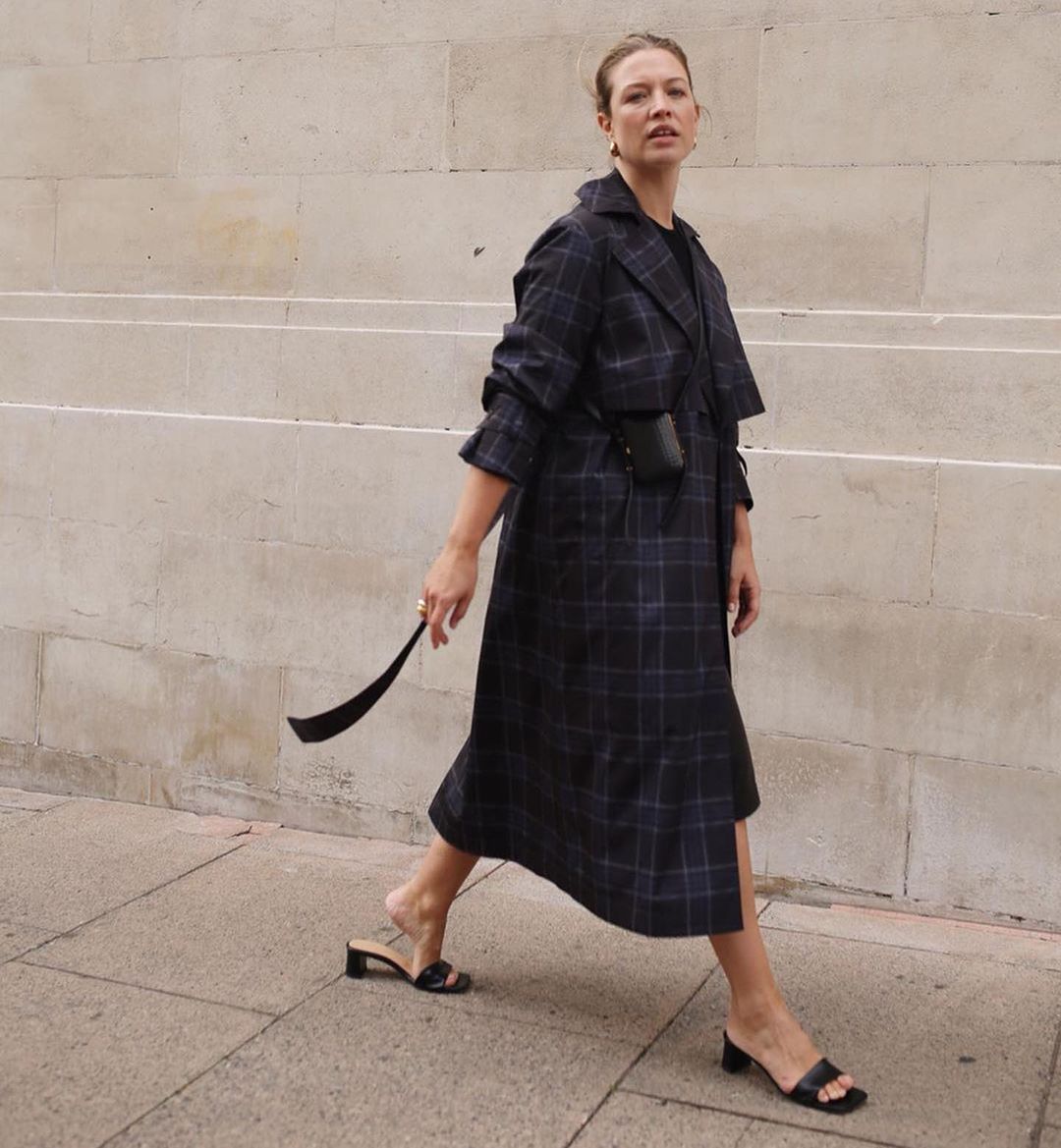 Sandal Savvy > CHAISE in soft cream with a pony block heel and smooth classic black. Discover online now: bit.ly/3w2hzFR #DearFrances #StreetStyle #SandalSeason