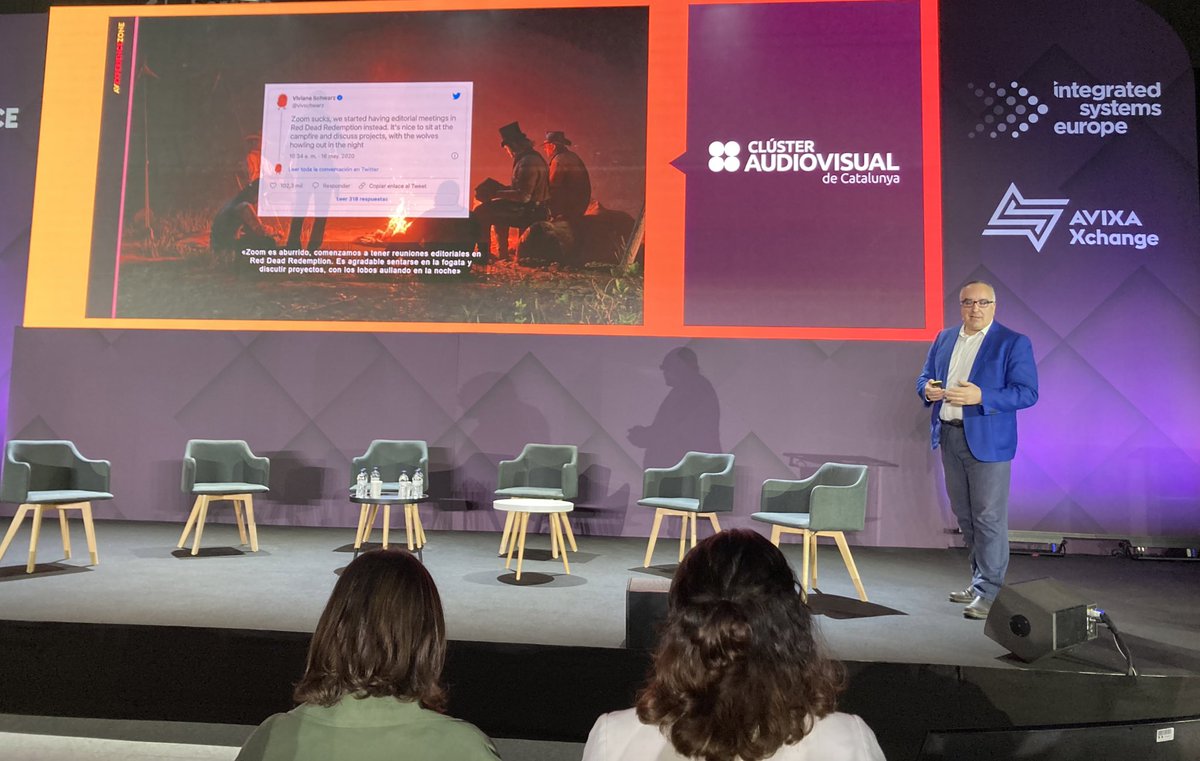 ClusterAVCat's tweet photo. El keynote speaker i moderador de la sessió @oscarpeu és a a l’escenari de la #AVExperienceZone. 

“El mundo está cambiando con todas estas tecnologías. ¿Ciencia-ficción? No, es el presente.” #ISE2022 https://t.co/5OR6YsPu9O
