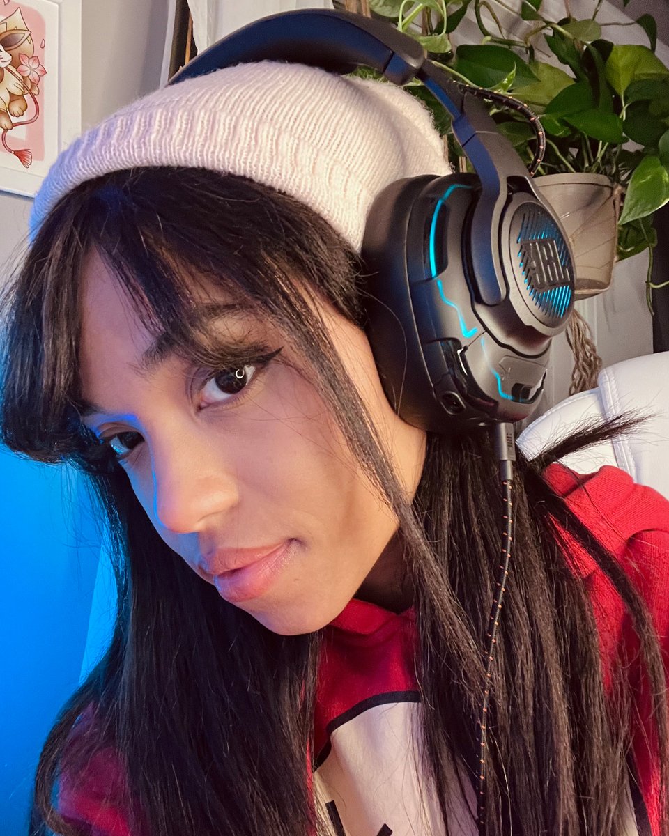 JBLPH's tweet photo. 🙋📸Who takes a selfie before playing?
#JBLQuantumONE (₱13,799)
#JBLPH #DareToListen #SoundIsSurvival #GamingHeadset #Gaming🎮 https://t.co/fRVcSAfuDQ