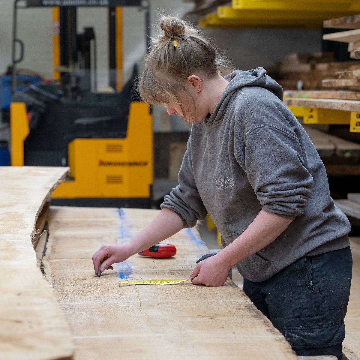 JackBadgerLtd's tweet photo. Timber selection isn’t as simple as just taking a plank of wood and getting started. Here’s Kat reviewing and measuring oak planks. Only the best pieces will be chosen for the door they’re destined for.

#handmade #workshop #woodwork #craftswoman #handtools #joinery  #carpentry https://t.co/mWphAR8KqX