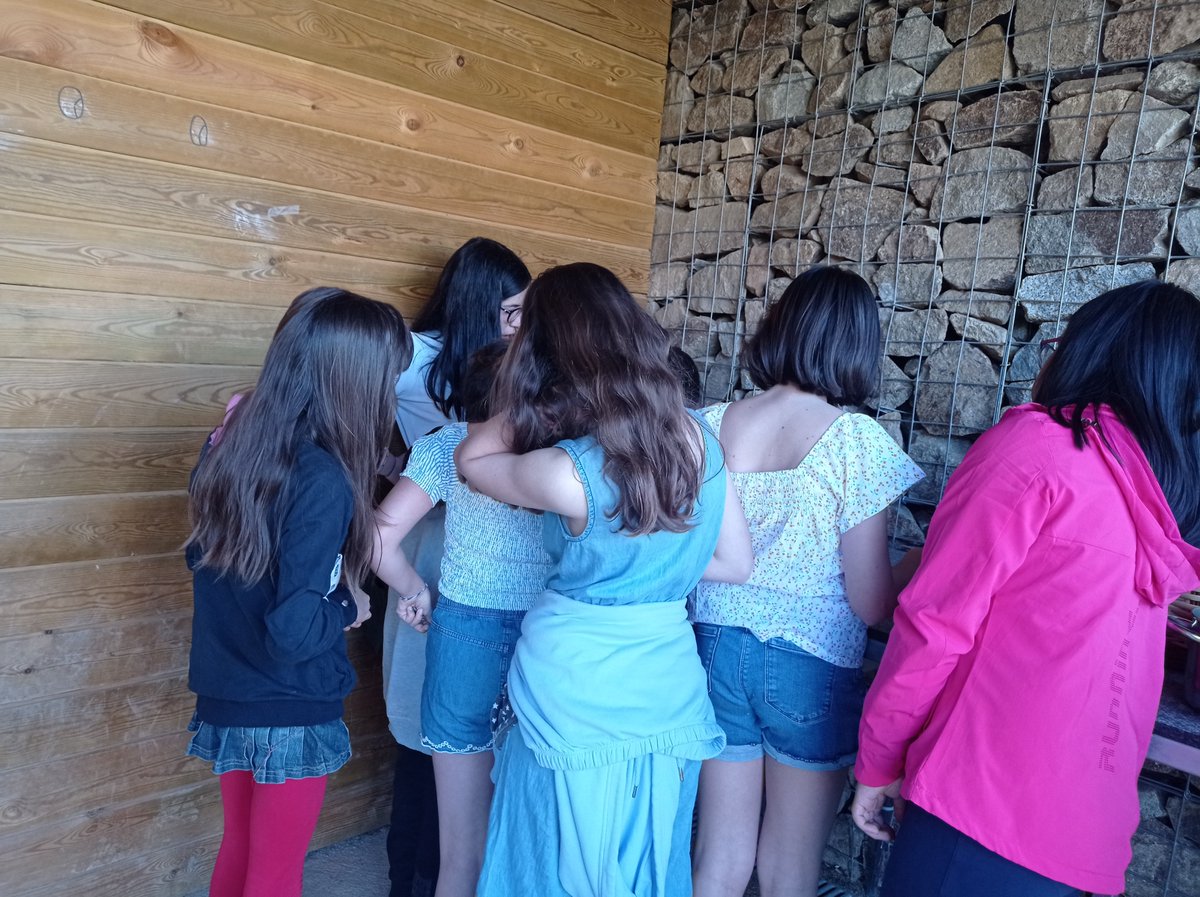 boscturull's tweet photo. Avui per la Festa de Sant Ponç alumnes de primària de l'@MontsenyEscola han vingut a fer un taller amb La Recol·lectora! 🌾🌼
Han utilitzat les aromàtiques i els espais del #BoscTurull per fer un ungüent de calèndula, olis aromàtics personalitzats i sabó! 🫙🌞 https://t.co/qtH25CVEIi