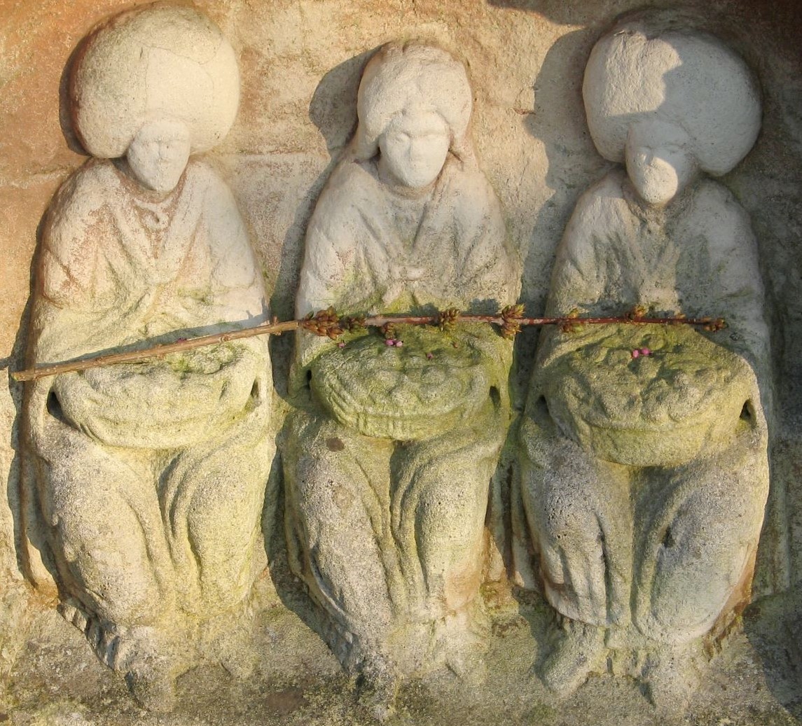 NeuKelte's tweet photo. #Celtic #LegendaryWednesday: #Matres or #matronae are nature deities of a particular area. They are usually represented as three figures with the attributes of fertility. https://t.co/jMQliF7G0B
