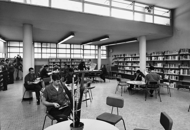 ArchOlivetti's tweet photo. #FotoDelGiorno 📸 Alcuni dipendenti dello stabilimento #Olivetti di #Pozzuoli leggono negli ambienti della biblioteca di fabbrica 📚

Costruito negli anni '50 su progetto di #LuigiCosenza, modernizzò la vita professionale e culturale del territorio😃

#StoriaDiInnovazione https://t.co/krTBcxnZQ6