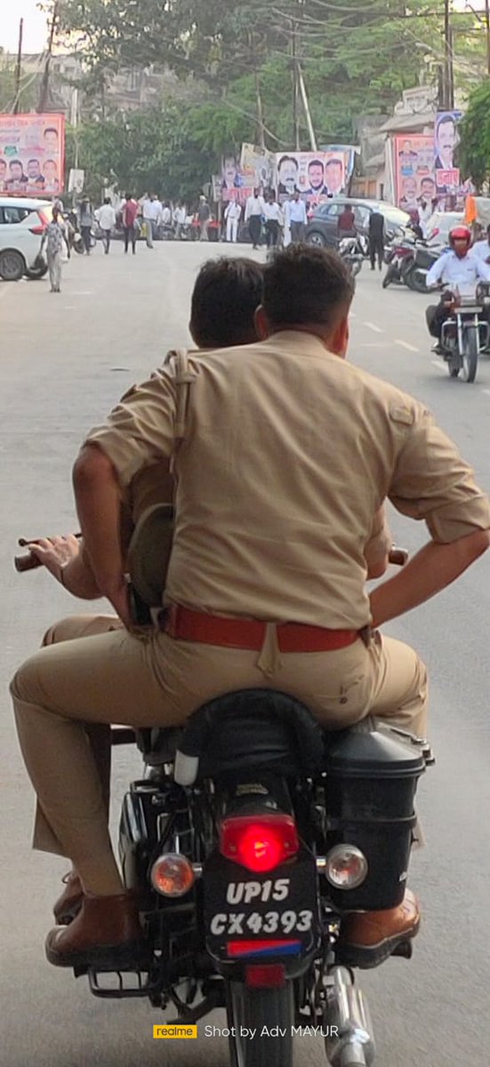 आलाधिकारियों के आदेश के बाद भी अभी तक इन महोदय की गाड़ी का चालान नही हुआ, न ही महोदय न हेलमेट पहने है न गाड़ी का इंश्योरेंस है,ट्रफिक पुलिस ने जवाब देना भी नही सही समझा, इससे साफ जाहिर है कि केवल आम जनता के लिए कानून है पुलिस वालों के लिए नही।
<a href="/kanpurnagarpol/">POLICE COMMISSIONERATE KANPUR NAGAR</a> <a href="/kanpurtraffic/">KANPUR NAGAR TRAFFIC POLICE</a>
