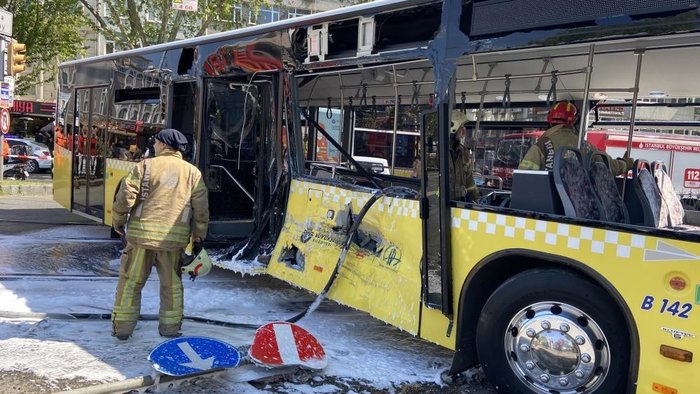eminpazarci's tweet photo. Vız gelip tırıs gidiyor, belli...
İstanbul'un hali ortada: Bu defa da İETT otobüsü tramvayla çarpıştı. Yaralılar var. Bu kaçıncı?
Şaşkın İmamoğlu taraftarları ise, şehrin içinde bulunduğu keşmekeş ve kaos halini değil, İmamoğlu'nun otobüsüne kimleri aldığını tartışıyorlar... https://t.co/Xk7eKnEHBt
