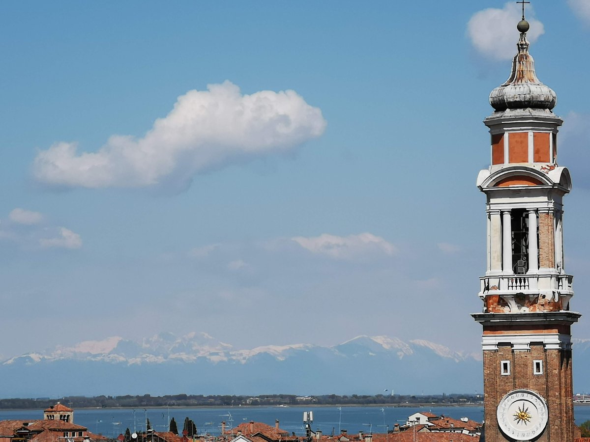 Did you know that sometimes from the rooftops of #Venice you can see the #Alps in the distance?

#maisongiusyvenezia  #guesthouse #italy #italyvacation #stravedamento #discovervenice #visitvenice #veneziagram #venezianascosta #veniceitaly #holidayinvenice #igvenezia #instavenice