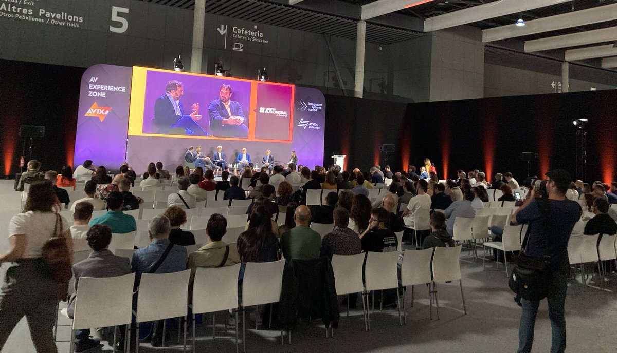 ClusterAVCat's tweet photo. En una #AVExperienceZone ja pleníssima apareixen a escena els diferents ponents: 

🗣️ @patriciamval (@futura_space), @xconesa (Ready Venture One), Ignacio Segura (@DeAPlaneta), @raulifer (@visyon360) i @cgomara (@accio_cat). #ISE2022 https://t.co/LIT5LlEBGv