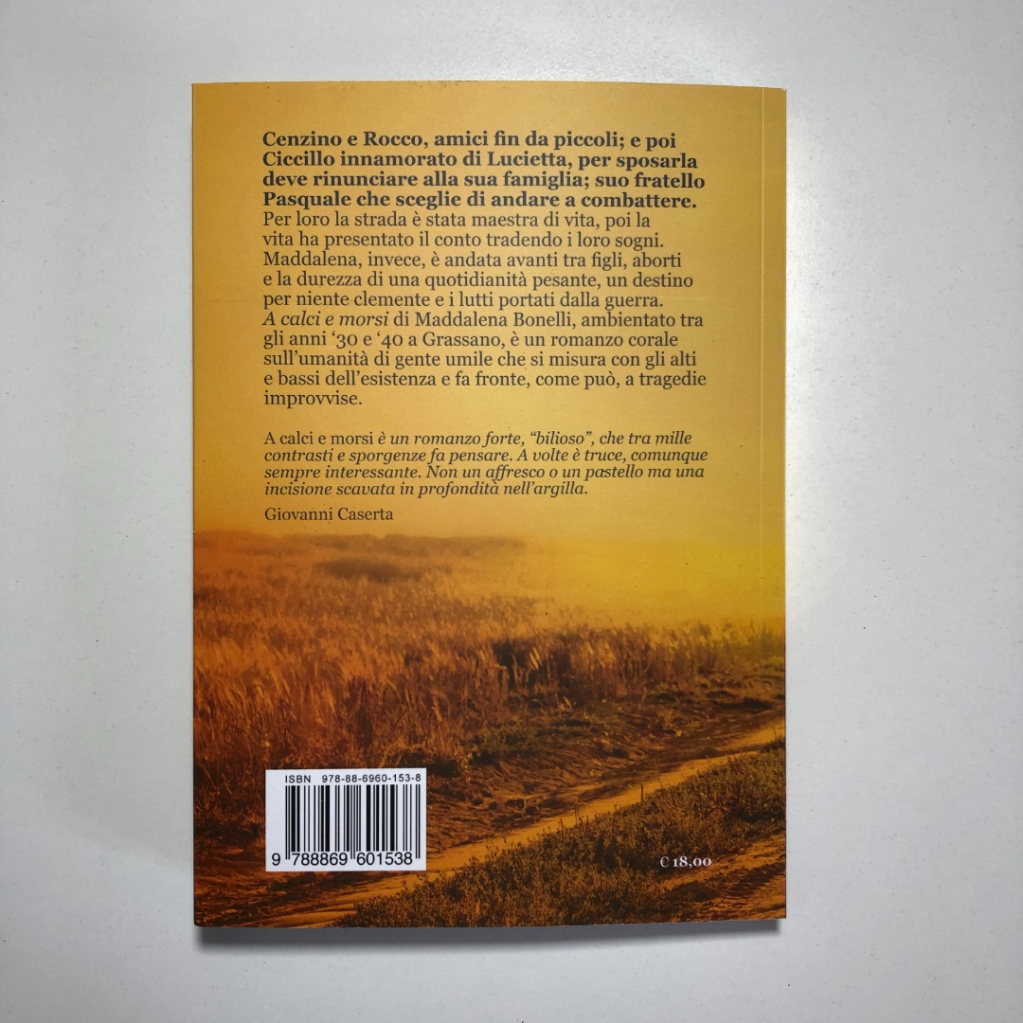 A calci e morsi di Maddalena Bonelli, ambientato tra gli anni ‘30 e ‘40 a #Grassano, è un #romanzo corale sull’umanità di gente #umile che si misura con gli alti e bassi dell’esistenza e fa fronte, come può, a #tragedie improvvise.

Scopri di più 👇🏻
altrimediaedizioni.com/shop-altrimedi…