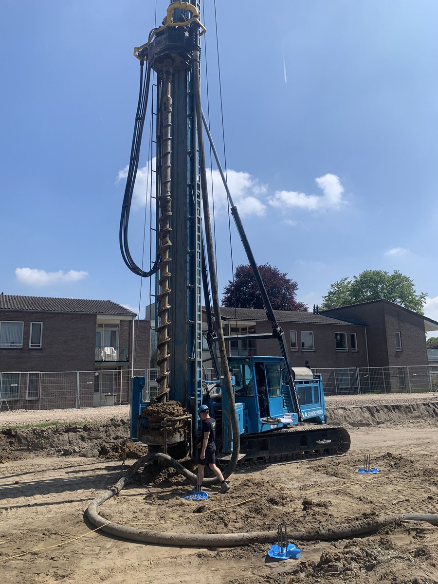 gerriemulders's tweet photo. We zijn gestart!! Afgelopen maandag de laatste schroefpalen aangebracht voor de 14 woningen Overloon. Weekje uitharden om vervolgens te kunnen starten met de fundatie. 💪🌞 https://t.co/KE34DTqVNn