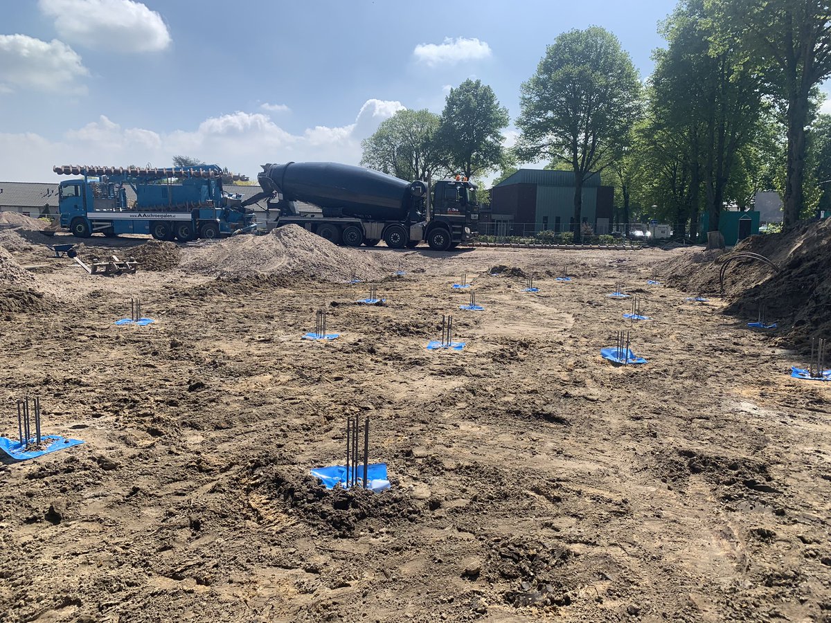 gerriemulders's tweet photo. We zijn gestart!! Afgelopen maandag de laatste schroefpalen aangebracht voor de 14 woningen Overloon. Weekje uitharden om vervolgens te kunnen starten met de fundatie. 💪🌞 https://t.co/KE34DTqVNn