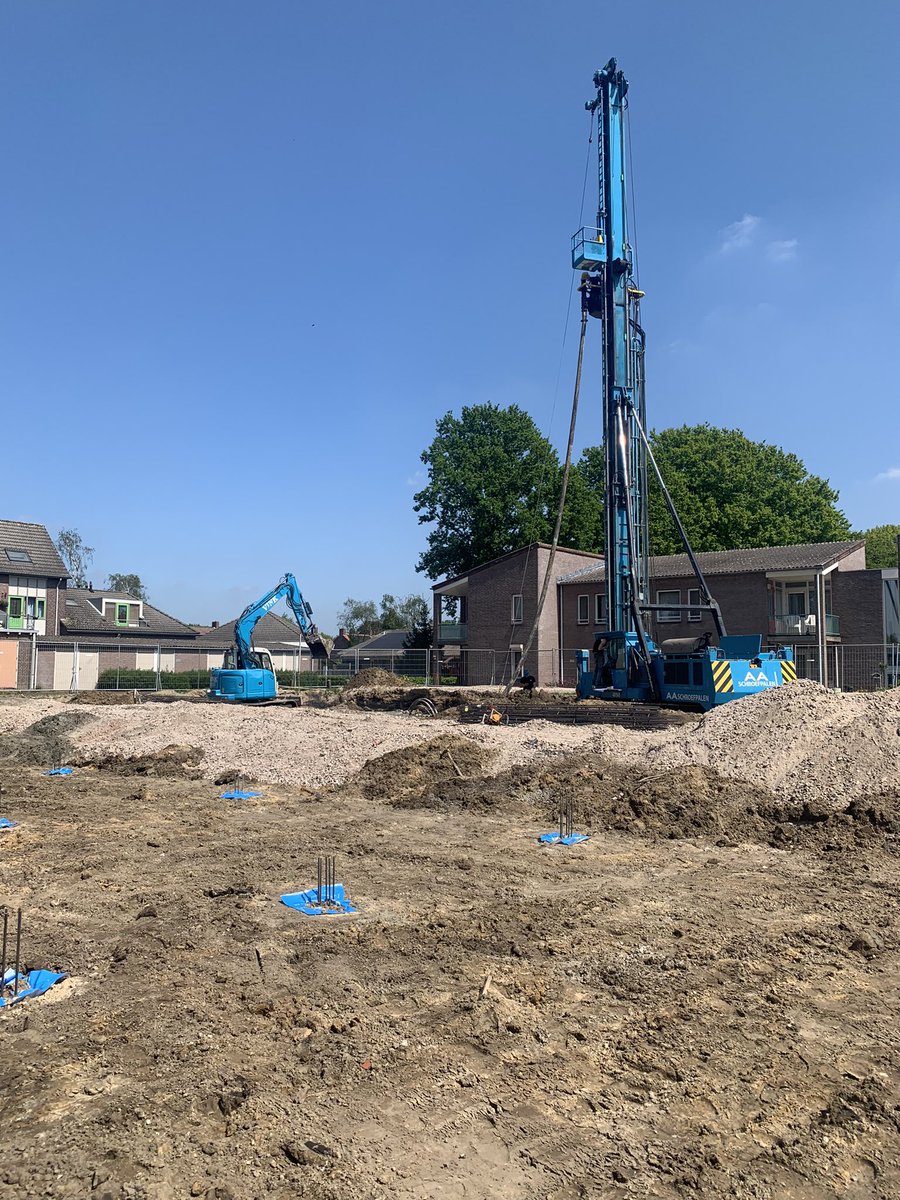 We zijn gestart!! Afgelopen maandag de laatste schroefpalen aangebracht voor de 14 woningen Overloon. Weekje uitharden om vervolgens te kunnen starten met de fundatie. 💪🌞