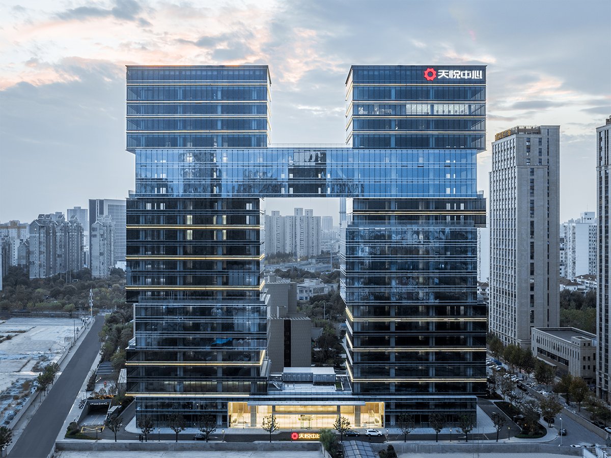 Aedas's tweet photo. [#RENDERING to REALITY]

#Shanghai’s SCE Sky Horizon is a #mixused development located in Putuo District. Led by Dr. Andy Wen, Aedas completed #masterplanning and #facade design of the development which integrates #office, SOHO and #residential space.

Photos by CreatAR Images https://t.co/XONSK7HC4y