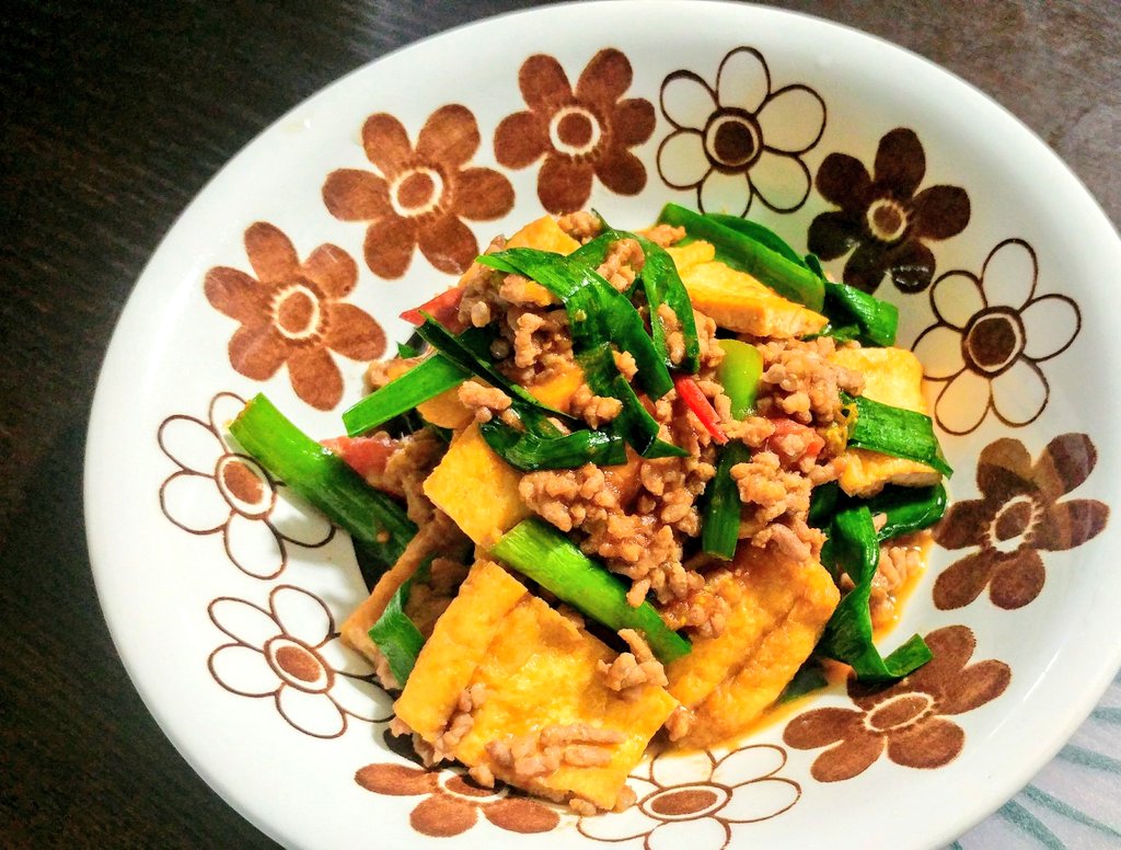 油揚げとひき肉でボリューム満点✨

油揚げとニラトマしょうが焼き

しょうがでさっぱり!ご飯にも合う簡単おかずです✧◝(⁰▿⁰)◜✧ 