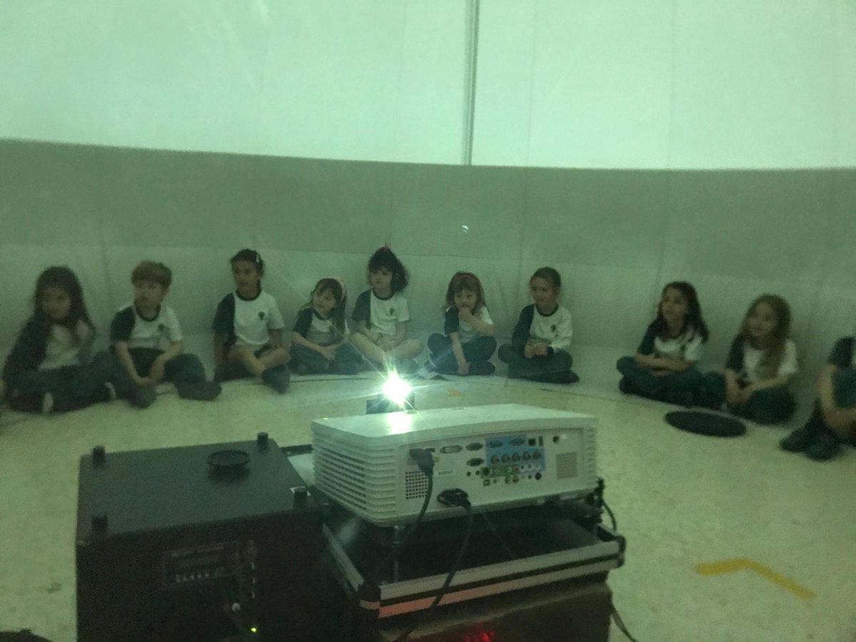 escolaloreig's tweet photo. Ahir ens va visitar el planetari de @JovEspectacle a l'escola. Va ser molt interessant! #somoreig #projecteunivers #ABP #infantil #primària https://t.co/DvscEi045A