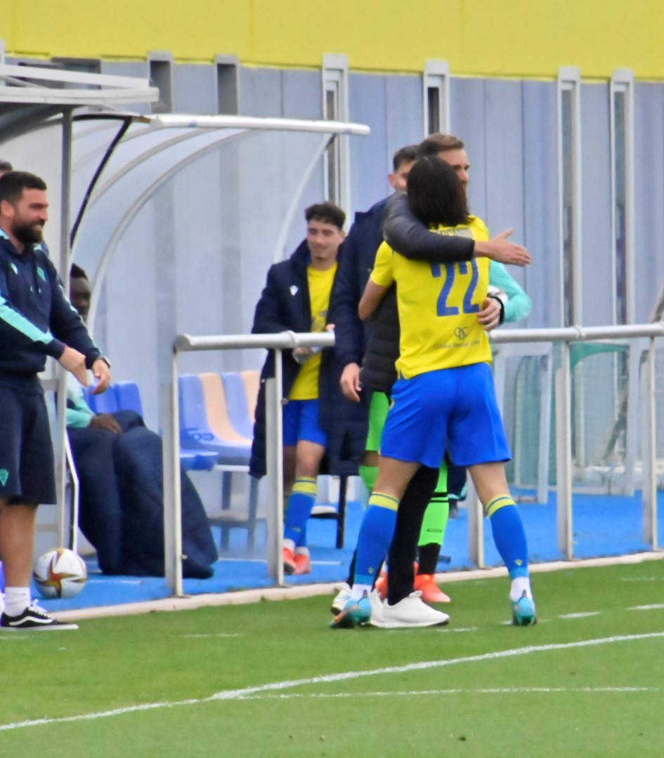 Cadiz_CFCantera's tweet photo. ¡Feliz #DíaMundialDelEntrenador @AlberCifu79! 🤗 https://t.co/9WeALPzVZM