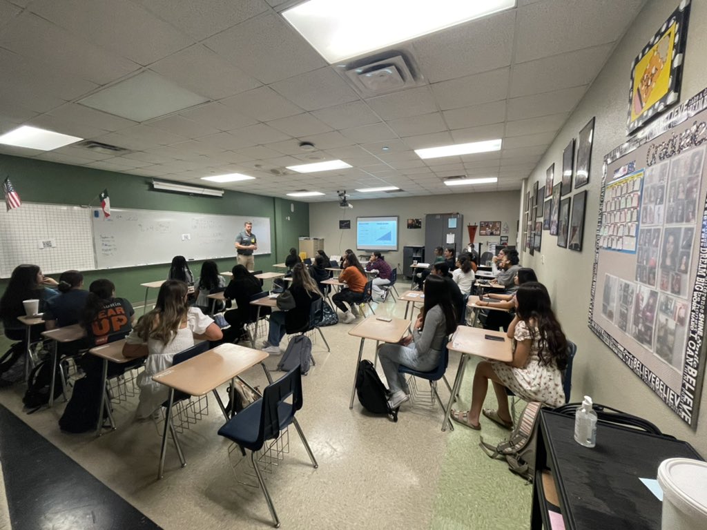 swisd_swhsvb's tweet photo. Big thanks to @CopperBanking for coming out today and giving our volleyball and basketball girls a lesson on Financials this morning! @swisd_swhgbball #moneymoves #chaching #growthmindset https://t.co/Y28ZXt6H6k
