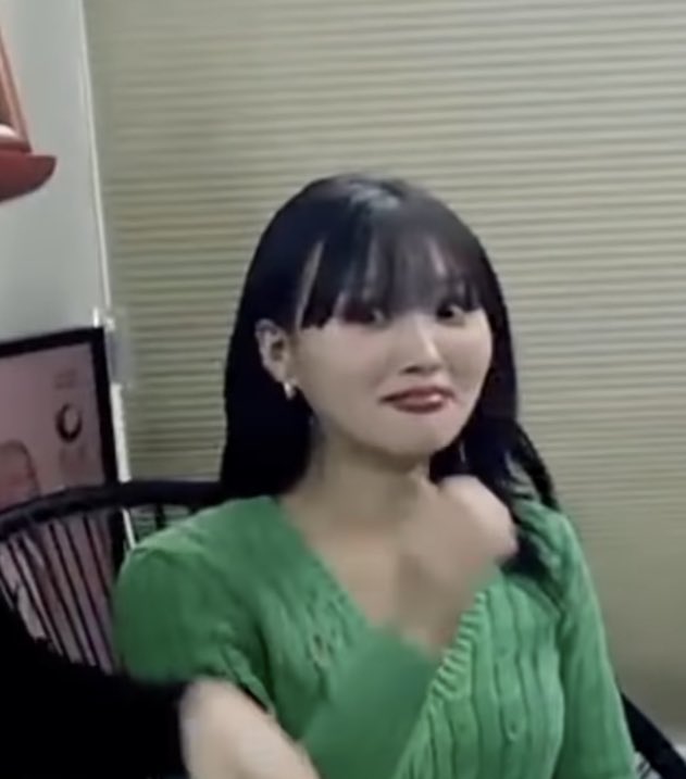 singniewifey's tweet photo. "Something u can easily grab? My lips?"
- Kei to Sua
🤝
"I'll use tongue on Sua."
- Jiu to Sua

Siyeon to both of them: https://t.co/wFIuq5otzz
