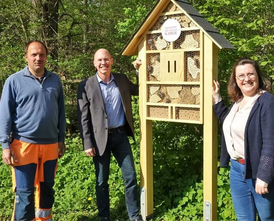 Th_Zehmeister's tweet photo. Neues "Hotel" in Großhabersdorf
Vielen Dank an die N-Ergie, die uns ein Insektenhotel spendiert hat. Nun konnten wir es in unserer Kneippanlage aufstellen.
Wir hoffen natürlich, dass bald viele Wildbienen und andere Insekten ihr Hotel beziehen werden.
#nergie #insektenhotel https://t.co/tj6SFJvUTL