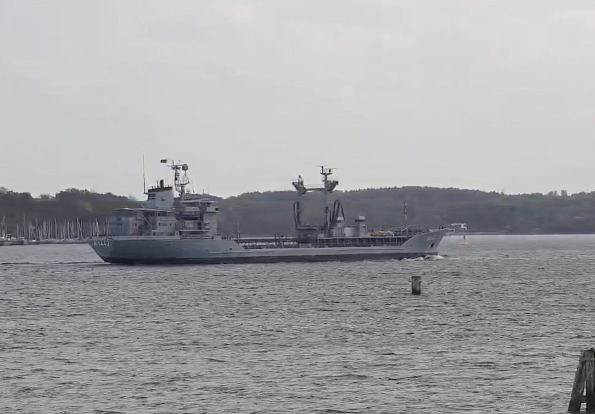 WarshipCam's tweet photo. German Navy Rhon-class replenishment oiler FGS Spessart (A1442) coming into Kiel, Germany - May 11, 2022 #fgsspessart #a1442 https://t.co/wzekLdqU0f