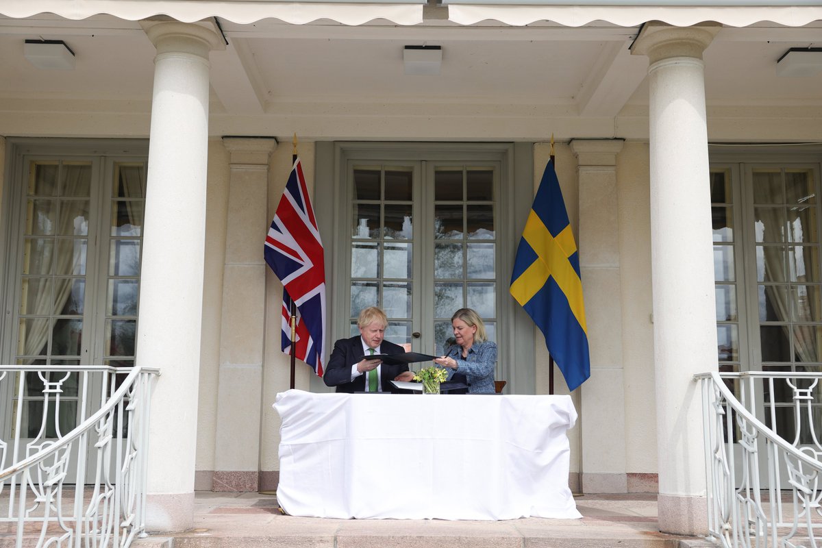 Sharing more intelligence, bolstering military exercises and jointly developing technology, I am very pleased to sign a mutual security assurance declaration with @SwedishPM Magdalena Andersson. We face a new reality. But we face it together. 🇬🇧🇸🇪