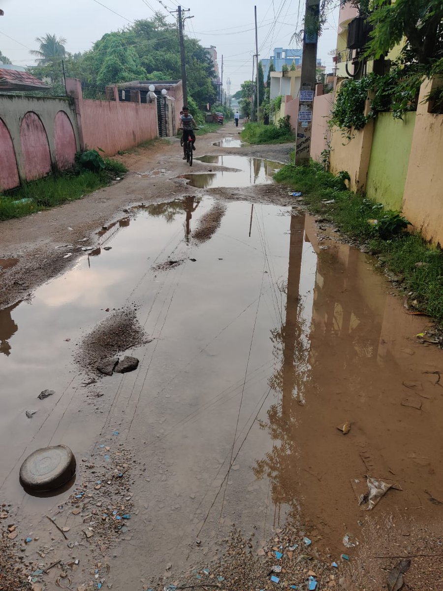 Vashist5498's tweet photo. @AshaLakraMayor Respected Madam,This area comes in Mandir Marg,Jai prakash Nagar Bariatu Ranchi. In rainy session it's very difficult to go temple.There is no drainage system. As it is old area please visit that area and do needful thing. https://t.co/sudNS4bELD