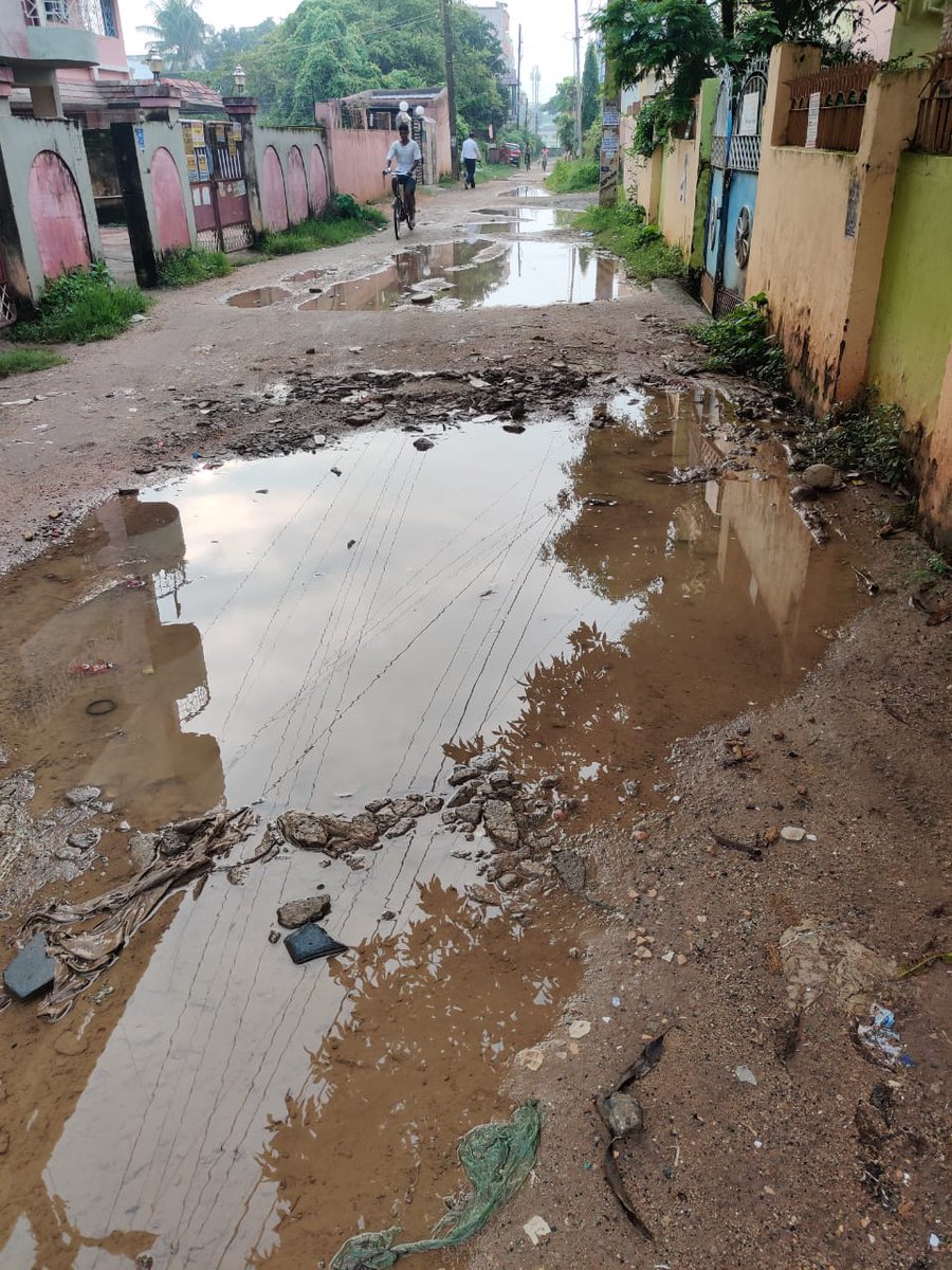 Vashist5498's tweet photo. @AshaLakraMayor Respected Madam,This area comes in Mandir Marg,Jai prakash Nagar Bariatu Ranchi. In rainy session it's very difficult to go temple.There is no drainage system. As it is old area please visit that area and do needful thing. https://t.co/sudNS4bELD