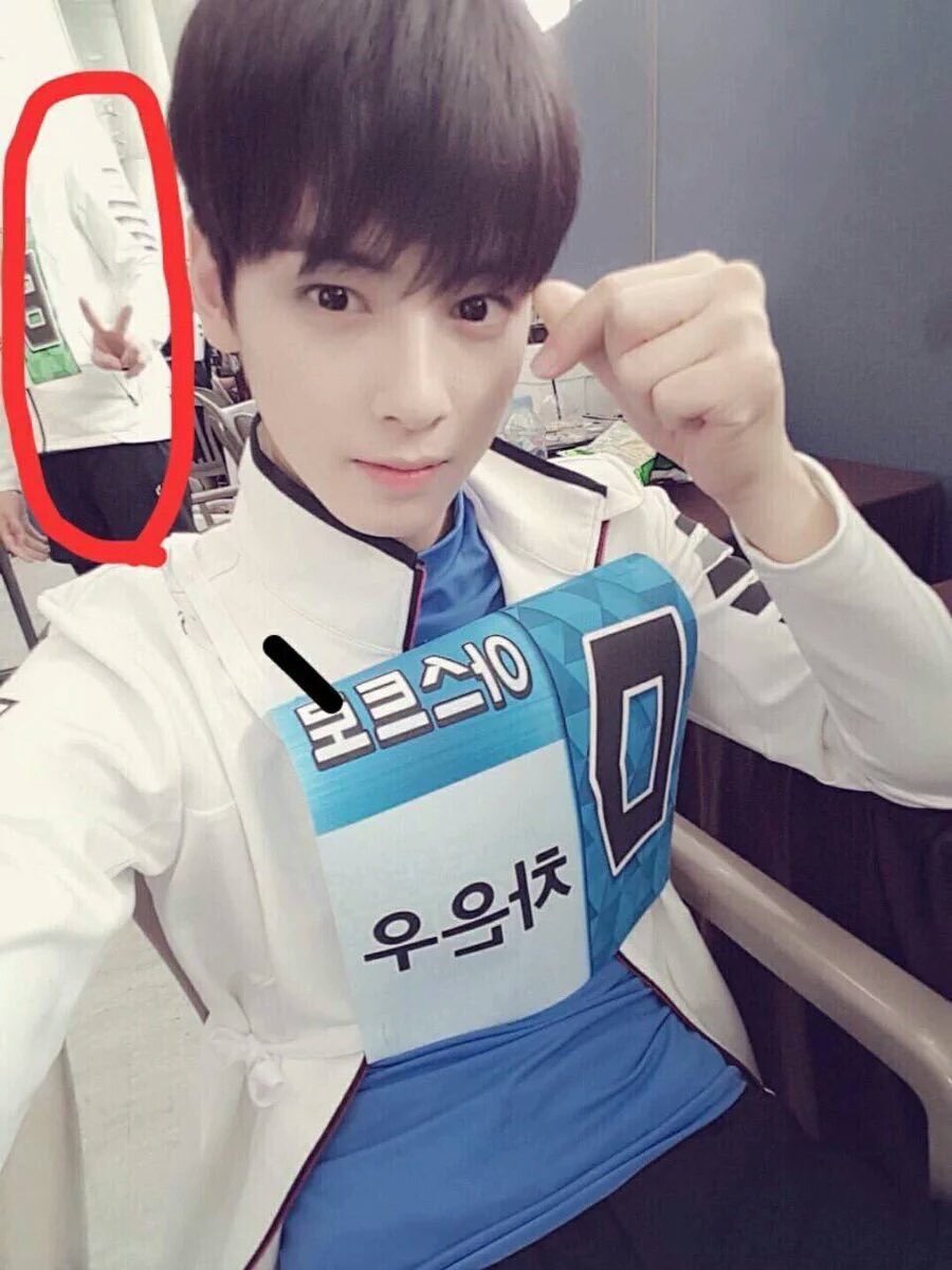 ggukynim_'s tweet photo. ถามว่าจองกุกไปเป็นเพื่อนชาอึนอูได้ยังไง ก็คงต้องให้ภาพนี้ตอบ คือตีเนียนไง ไปอยู่ในเฟรมตอนเขาถ่ายรูปอะ กวนมั้ยล่ะ ชูสองนิ้วด้วยนะ ภาพถ่ายคู่ภาพแรกเลย55555555555555 https://t.co/TnrFYyvZgH