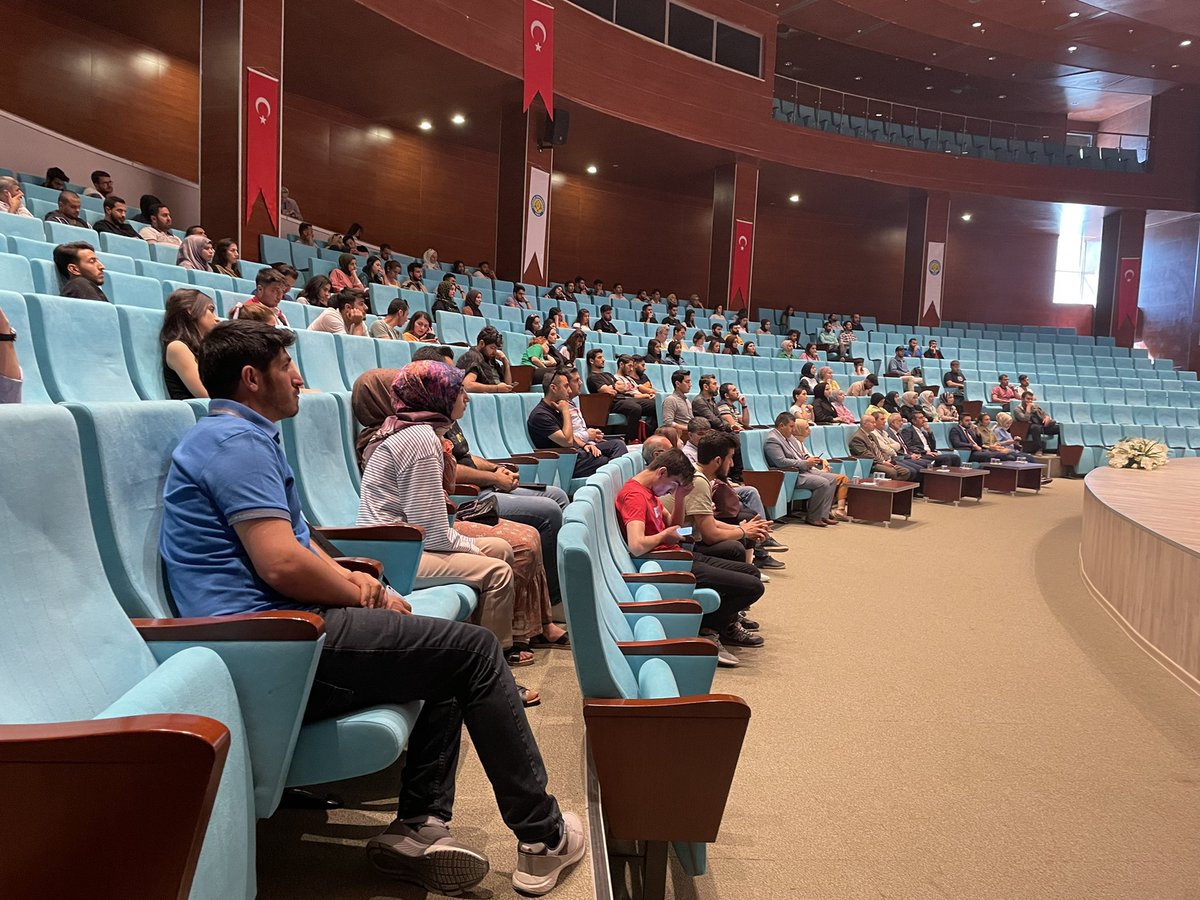 Sanliurfa_KYGM's tweet photo. Genç Girişimciler Zirvesi👷‍♀️👷 
Programımız Başladı.✅🤗⏳
Alanında bir çok başarı elde etmiş 
🧑‍💼Dr.Oguzhan Aygören ve 👨‍💼Emrah İnanç 
Tecrübelerini gençler aktardı. https://t.co/hndivDJCFT