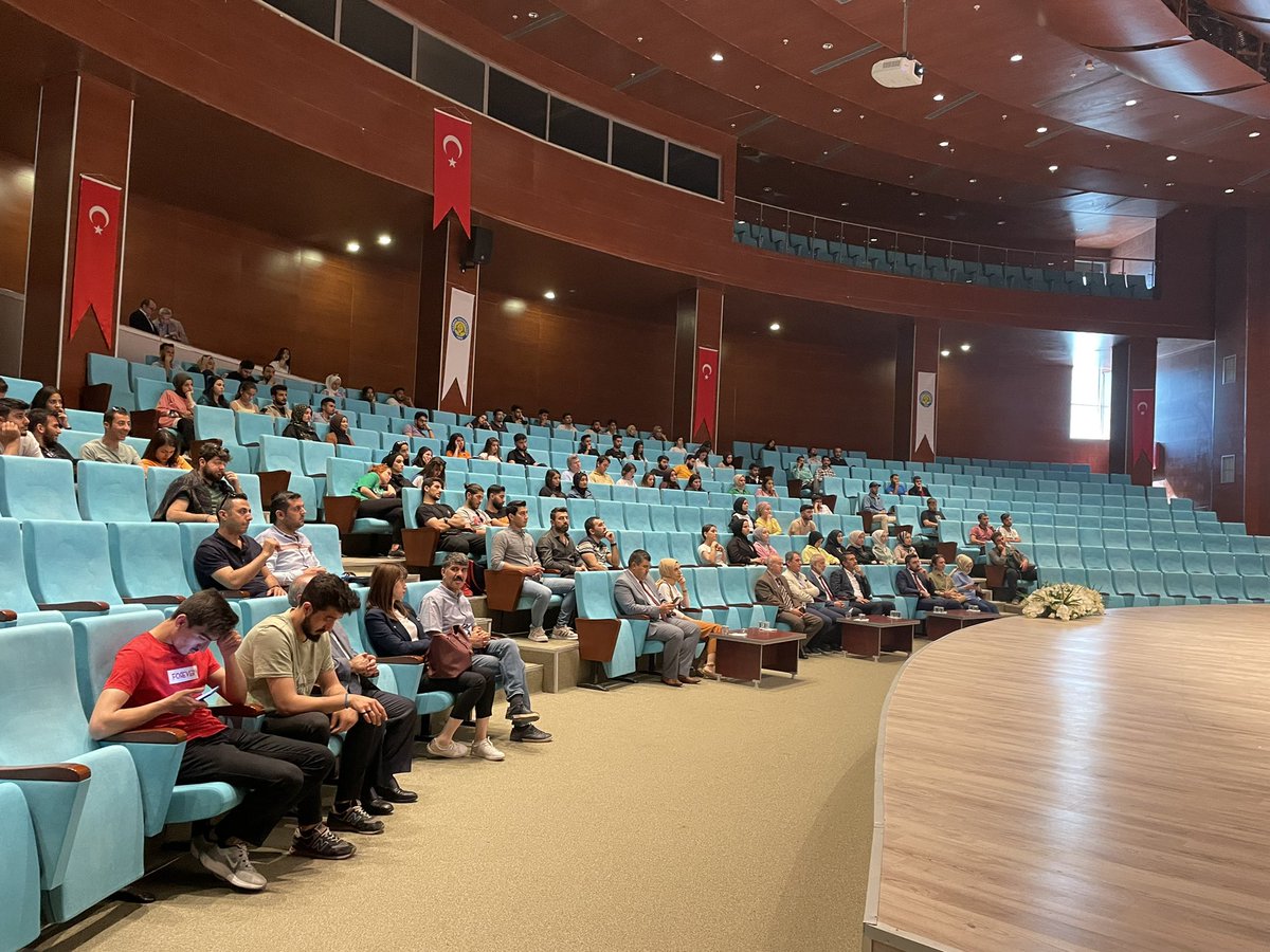 Sanliurfa_KYGM's tweet photo. Genç Girişimciler Zirvesi👷‍♀️👷 
Programımız Başladı.✅🤗⏳
Alanında bir çok başarı elde etmiş 
🧑‍💼Dr.Oguzhan Aygören ve 👨‍💼Emrah İnanç 
Tecrübelerini gençler aktardı. https://t.co/hndivDJCFT