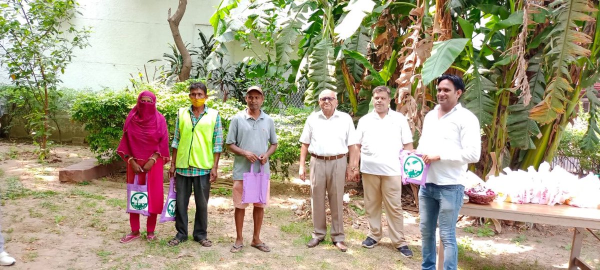 SpvResidents's tweet photo. We felicitated the local SDMC sanitation, health, civil and horticulture karamcharis+ DDA gardeners &amp; our colony waste collector- Sonu's team to thank them for their support. 
#AzadiKaAmritMahotsav #OfficialSdmc #segregation #community #sanitation  #swachh #MyCleanIndia https://t.co/YLY19l5KO2