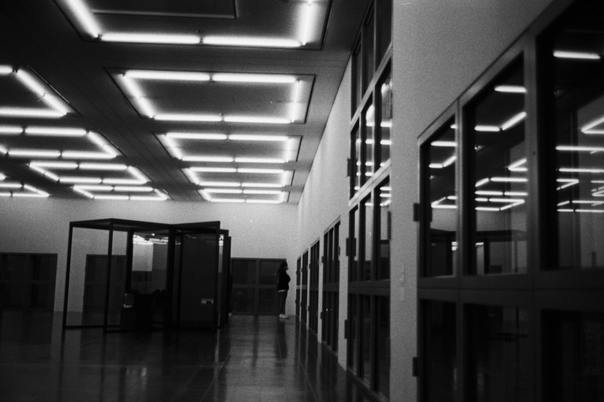 „lights &amp; reflection“

Leica M2 
Voigtländer 50mm f1.5
Kodak TX-400

#fineartphotography #leica #leicaphotography #35mmfilm #bnw #blackandwhitephotography #blackandwhite #filmphotography #monochrome #street #streetphotography #citylife #documentary #hamburg