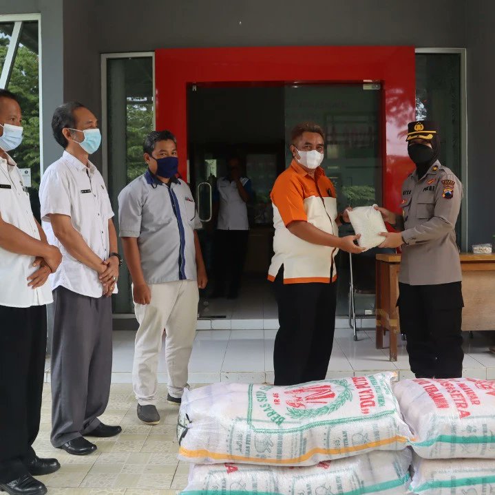 MargasariP's tweet photo. Dalam rangka memperingati Hari Buruh Internasional (May Day), Polres Tegal memberikan bantuan beras kepada buruh di Kantor Dinas Perindustrian Transmigrasi dan Tenaga Kerja Kabupaten Tegal, Rabu 11 Mei 2022. https://t.co/L7ExfOWOIv
