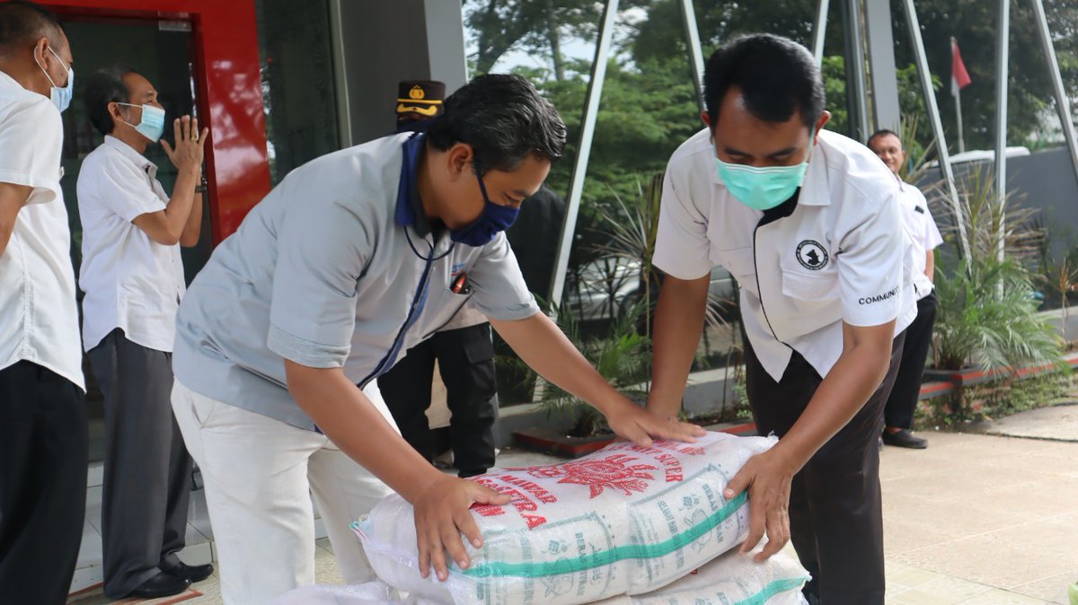MargasariP's tweet photo. Dalam rangka memperingati Hari Buruh Internasional (May Day), Polres Tegal memberikan bantuan beras kepada buruh di Kantor Dinas Perindustrian Transmigrasi dan Tenaga Kerja Kabupaten Tegal, Rabu 11 Mei 2022. https://t.co/L7ExfOWOIv