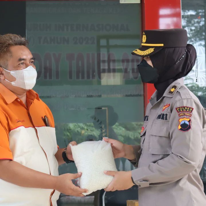 MargasariP's tweet photo. Dalam rangka memperingati Hari Buruh Internasional (May Day), Polres Tegal memberikan bantuan beras kepada buruh di Kantor Dinas Perindustrian Transmigrasi dan Tenaga Kerja Kabupaten Tegal, Rabu 11 Mei 2022. https://t.co/L7ExfOWOIv
