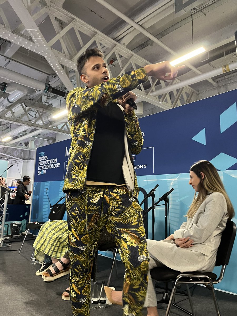 “Training communities to tell their own stories through mobile devices makes them feel seen” <a href="/YusufOmarSA/">Yusuf Omar 🎥📱</a> 

He announces the rebrand of @HashtagOurStory to SEEN at #mojofest - solutions journalism meets mobile storytelling