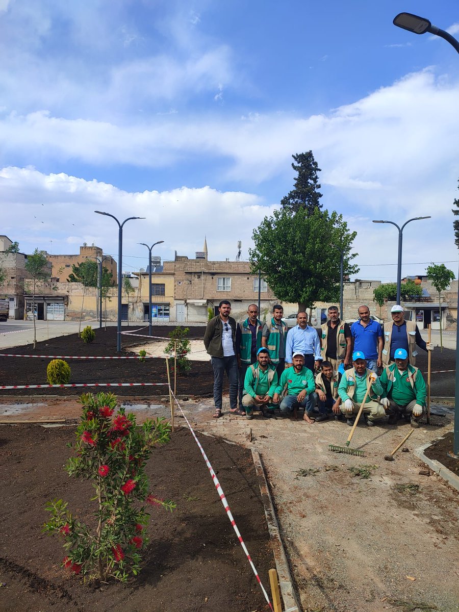 SalihYl63888200's tweet photo. Haliliye belediyesi Çevre Koruma Müdürlüğü Olara Bahara Hazırlık Tam Hız Devam Ediyor🌲 Sancaktar mahallerimizde Yeni yapılan   parklarımızın  Çim ekimi ve Ağac Dikim Çalışmamızı Bitirdik Hayırlı olsun  Sancaktar Halkına 🌴🌳🌹🌲🌳🌹, @mcanpolatnet, @Adogan6363  @MehmetDolap_md https://t.co/uy3176bMVz