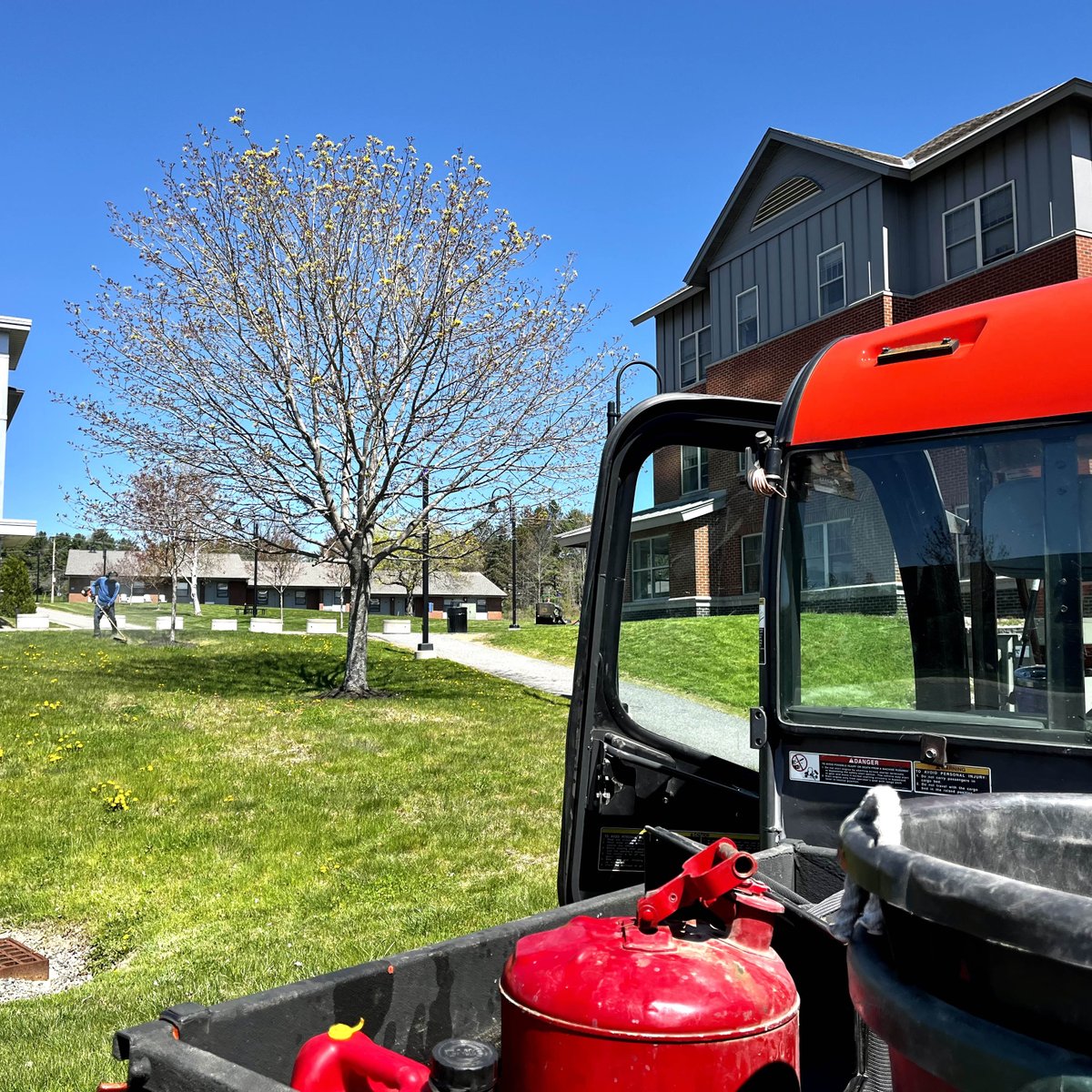 ThomasCollege's tweet photo. Our campus is stunning thanks to the hard work of our Physical Plant Team to transition our campus to summer and prepare it for commencement. If you see one of the members of the Physical Plant Team, please thank them for the incredible work that they are doing. https://t.co/F46lryVOVZ