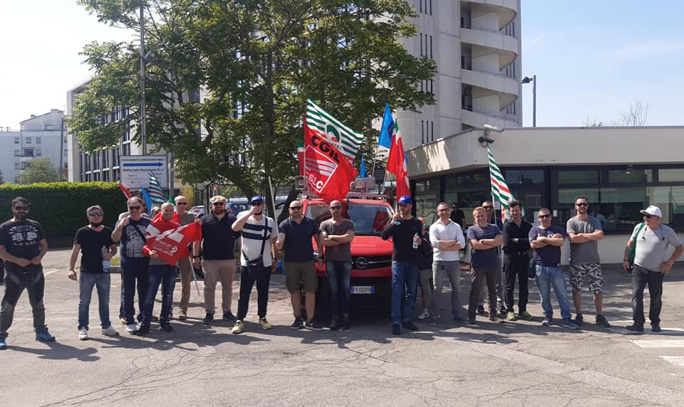 CgilBologna's tweet photo. 🔴 Lavoratrici e lavoratori in presidio alla #Rotopress #Bologna con la #SlcCgil! I 37 dipendenti da mesi subiscono un uso massiccio della cassa integrazione, e continuano a chiedere una prospettiva concreta per il futuro! https://t.co/vZS0oCQrcw