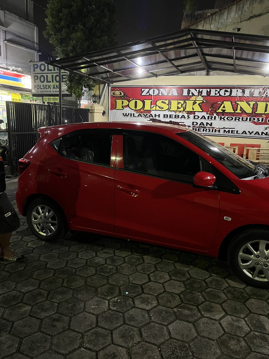 arafasis's tweet photo. Hai gaes, mau minta tolong 😭. Baru banget gue kena musibah. Mobil dipecahin saat lagi parkir di jalan sudirman bandung. Satu tas merk Visval warna coklat dengan Laptop merk ROG STRIX GL503VD warna hitam ( gambar kedua) dan charger dan semua isi tas hilang. @infobdg https://t.co/wDijOtebTs
