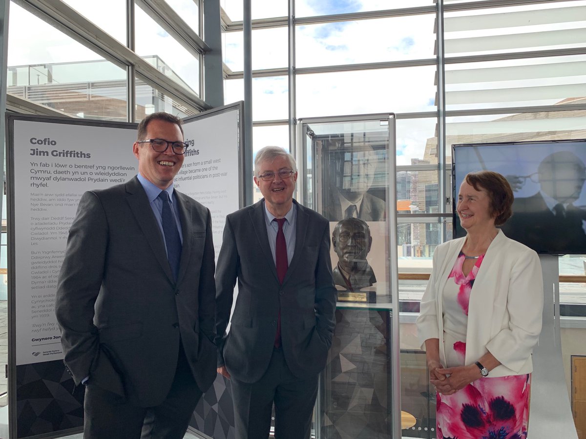 Honoured to speak ⁦<a href="/SeneddWales/">Welsh Parliament</a>⁩  at the unveiling of the bust of my distinguished predecessor Jim Griffiths MP who did so much to create the modern welfare state and pave the way for devolution. ⁦<a href="/PrifWeinidog/">Eluned Morgan</a>⁩ ⁦<a href="/Amanwy/">Amani Wyre</a>⁩