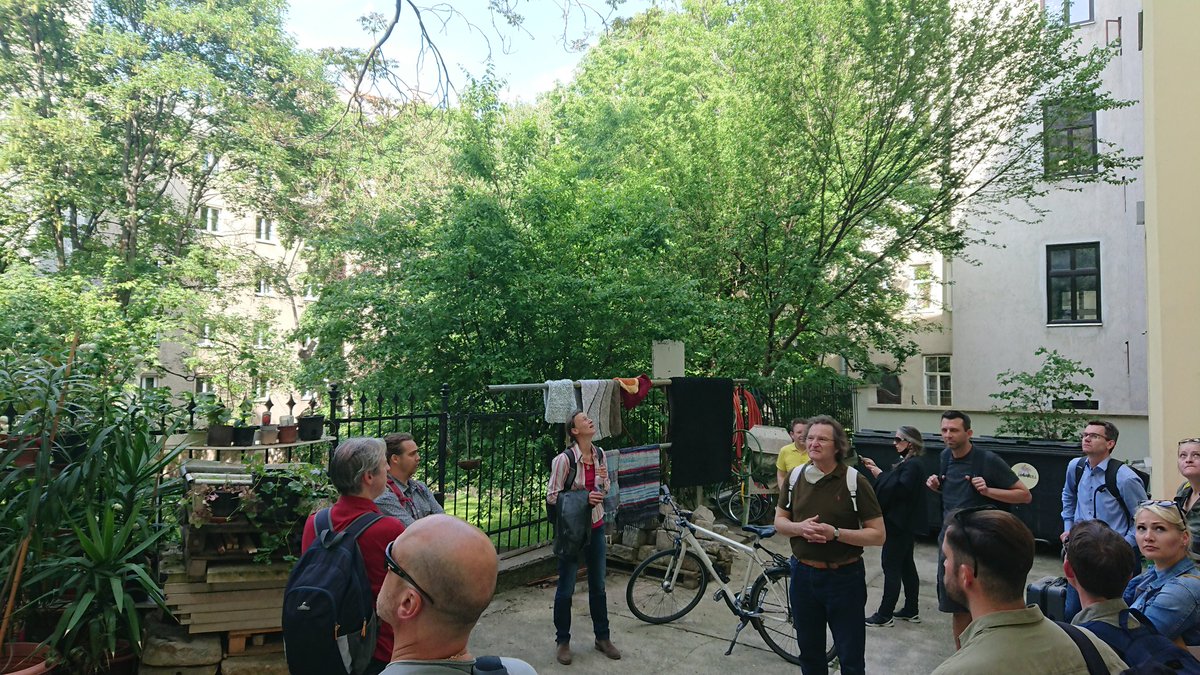 ernst_gruber's tweet photo. Auch Teil der Energieberater-Ausbildung: Besichtigung #smartblock Geblergasse. Endlich! Architekt und Initiator Johannes Zeininger führt https://t.co/nrB5OkPH5x