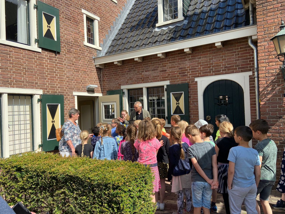 LandschErfgoed's tweet photo. Vandaag lieten we wethouder @AnitaVlam van de @GemWoudenberg het project 'Wie Woont of Werkt Waar' van het #Cultuurprogramma zien. We ontwikkelen projecten voor de scholen die meedoen. Kinderen van de Julianaschool leerden over het gemeentehuis. https://t.co/5KmgUTtudV https://t.co/gi0mWwPn6q