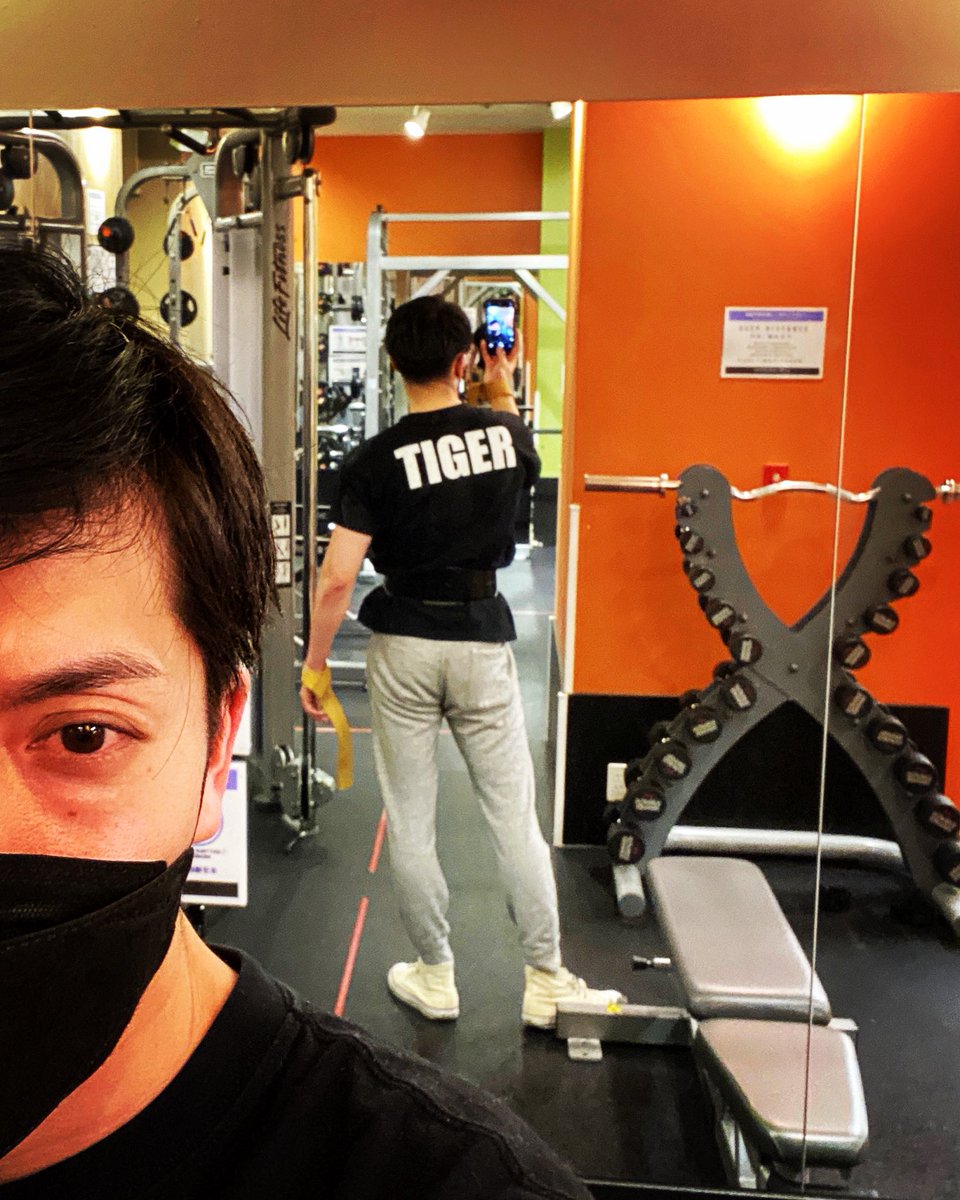 Tomhighring's tweet photo. 連休中は久々にお会いする方からTシャツの話題ばかり振られました笑
完全に自己満だけど世間話が弾むから作ってよかった⚡️🐅⚡️
https://t.co/lybl5DEWl2
#dancingtiger #⚡️🐅⚡️ https://t.co/Y83f1KrTYK