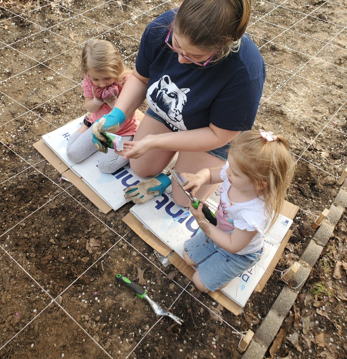 HappyEcoNews's tweet photo. Today we have a guest post by Devon M. Whalen, the co-founder of @GreenWhaleLLC who tells us about the benefits of including kids in gardening! 

It's all here:  https://t.co/7OH7scN97c https://t.co/fPMl1bHDmI