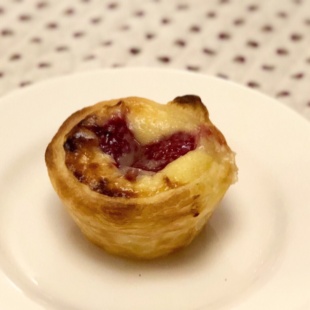wanderingblosso's tweet photo. Surely there’s only one way to improve a Portuguese custard tart - by adding some @boxtedberries raspberries 💯

Word on the farm is there’s a healthy crop of raspberries coming this season.

Who thinks I should make a few of these delights? https://t.co/bozmB6JD9G