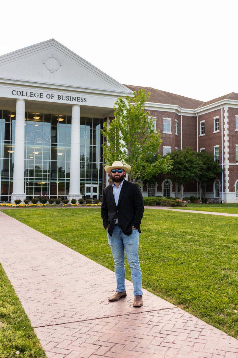 Austin1399's tweet photo. Blessed to have received my Bachelors Degree in Business Innovation and Entrepreneurship! #NextStepMasters https://t.co/YS0KwpRMvf